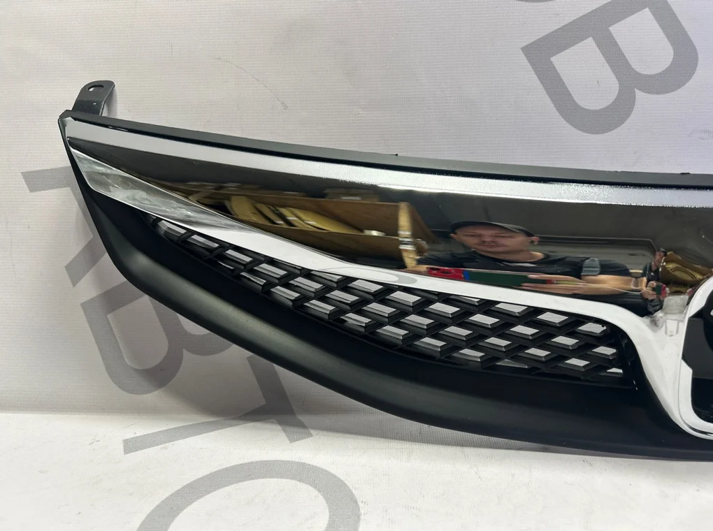 Решетка радиатора Honda Civic 2009-2011 - миниатюра 3