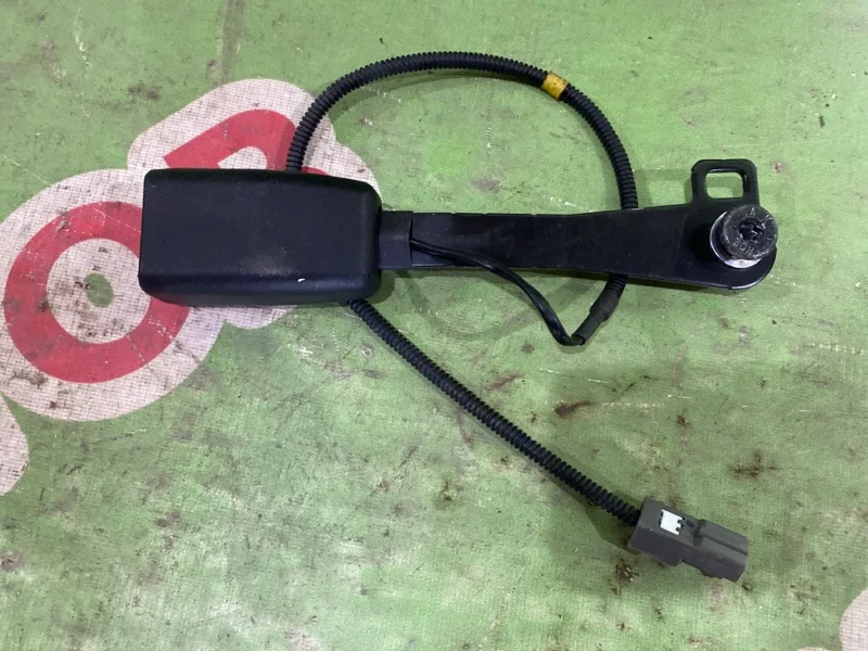 Ответная часть ремня безопасности Kia Ceed 2007-2012 - миниатюра 2