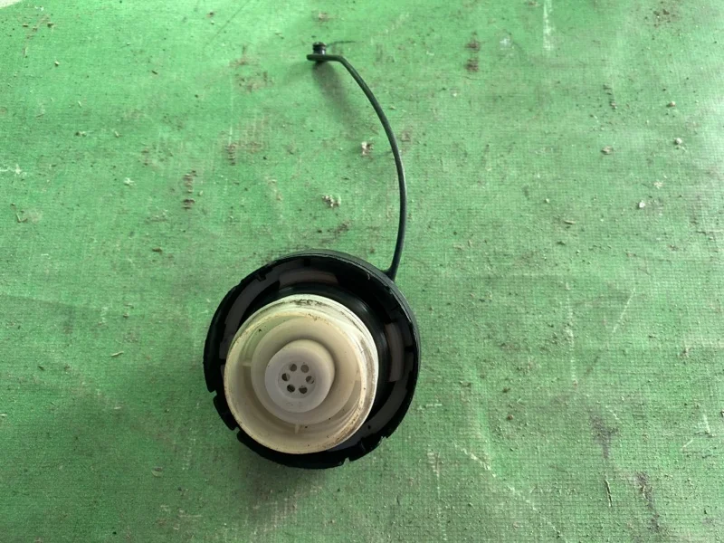 Крышка топливного бака Toyota Avensis 2003-2008 - миниатюра 2