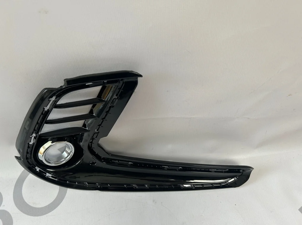 Рамка противотуманной фары правой Hyundai Elantra 2016- - миниатюра 2