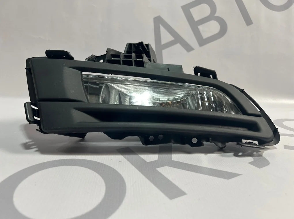 Фара противотуманная правая Mazda 3 2007-2009 - миниатюра 2