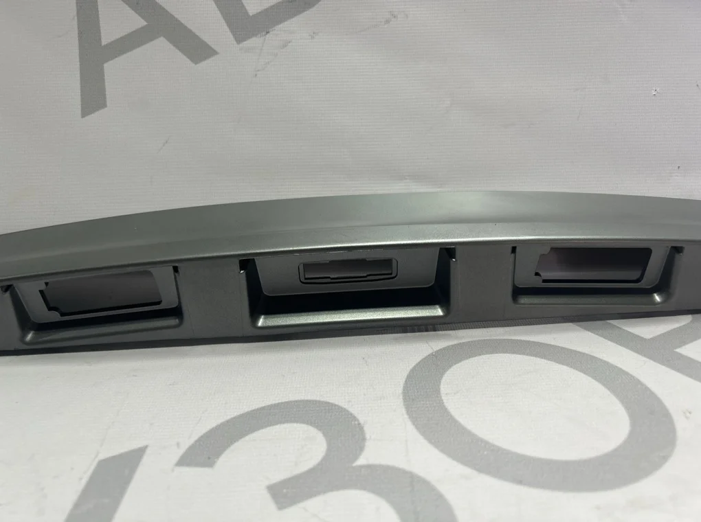 Накладка крышки/двери багажника Nissan Qashqai 2006-2013 - миниатюра 5