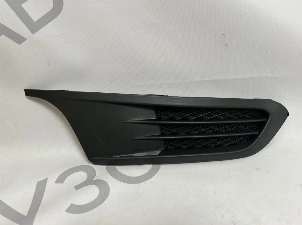 Решетка в бампер правая Volkswagen Jetta 2011-2014 - изображение 1