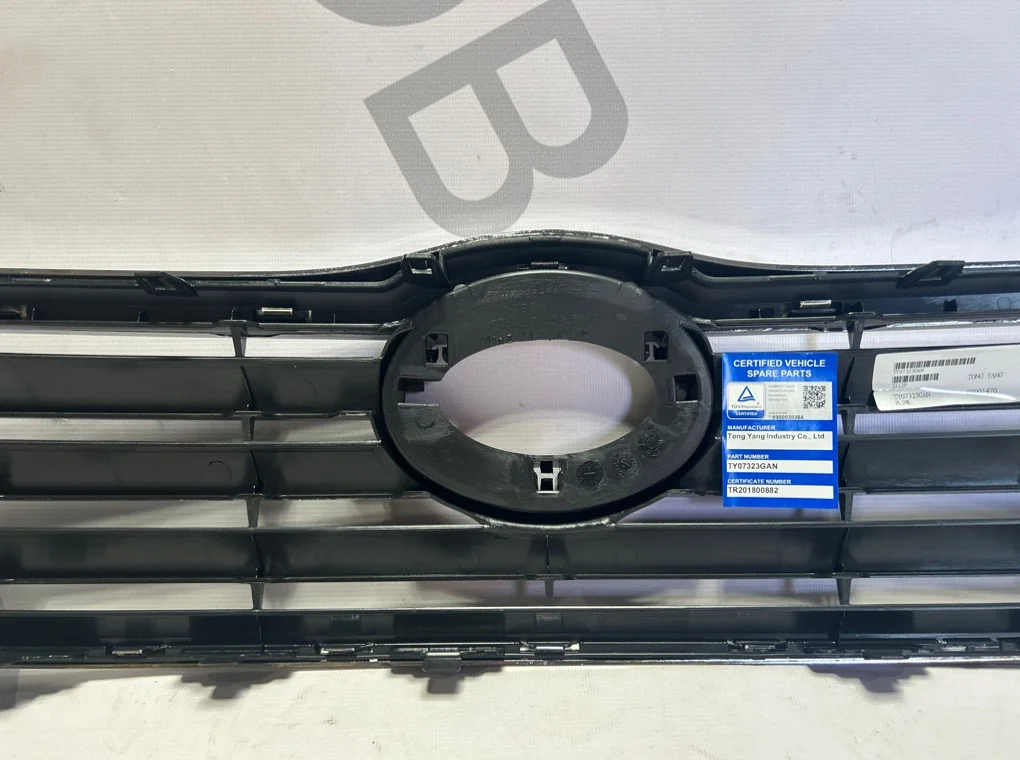 Решетка радиатора Toyota Avensis 2003-2006 - миниатюра 8
