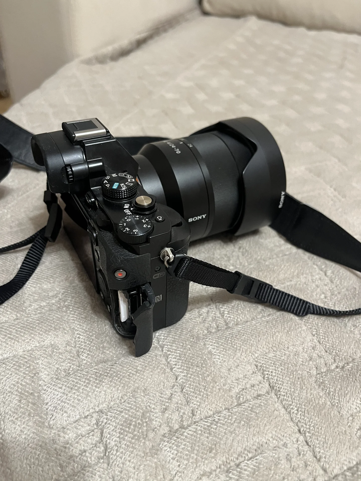 Фотоаппарат sony a7+ Sony zeiss FE 24-70mm - миниатюра 5