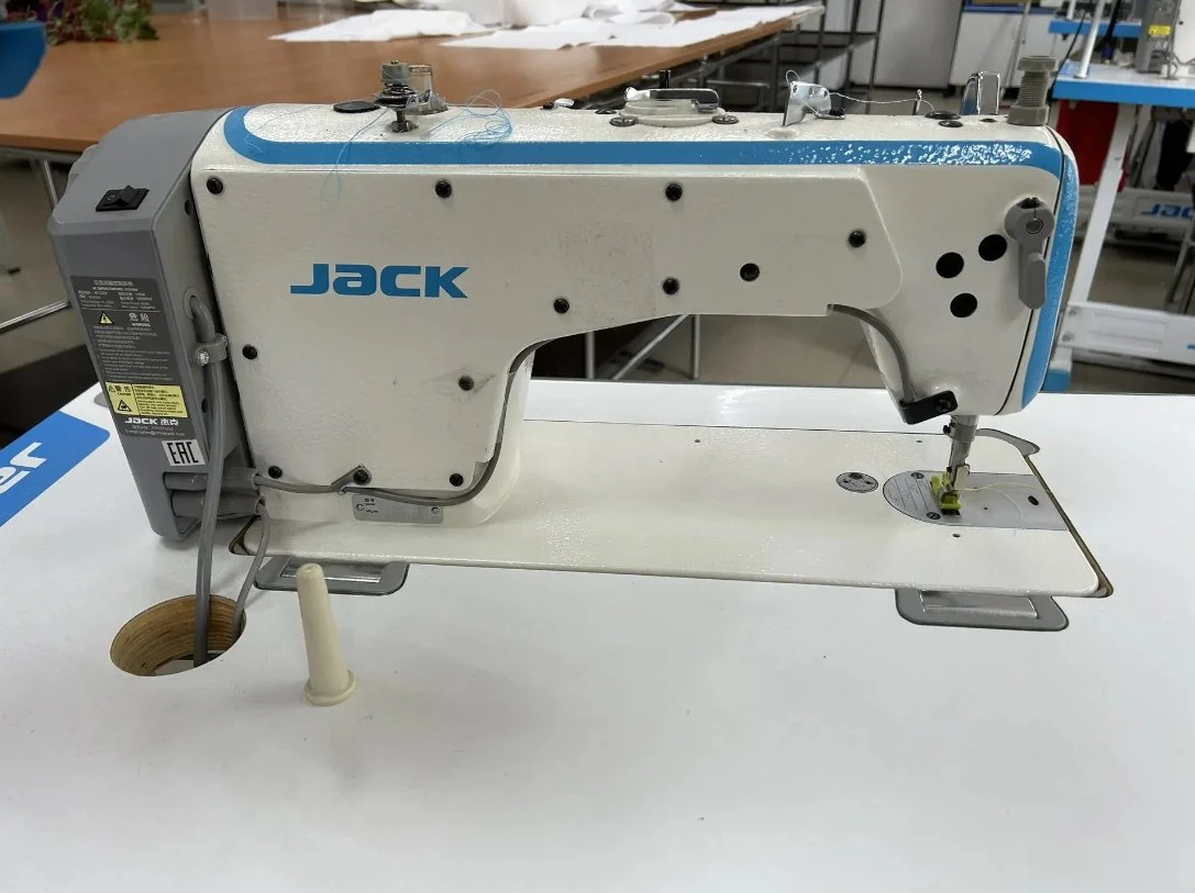 Промышленная одноигольная прямострочная швейная машина марки Jack модель JK‑F4 - миниатюра 3
