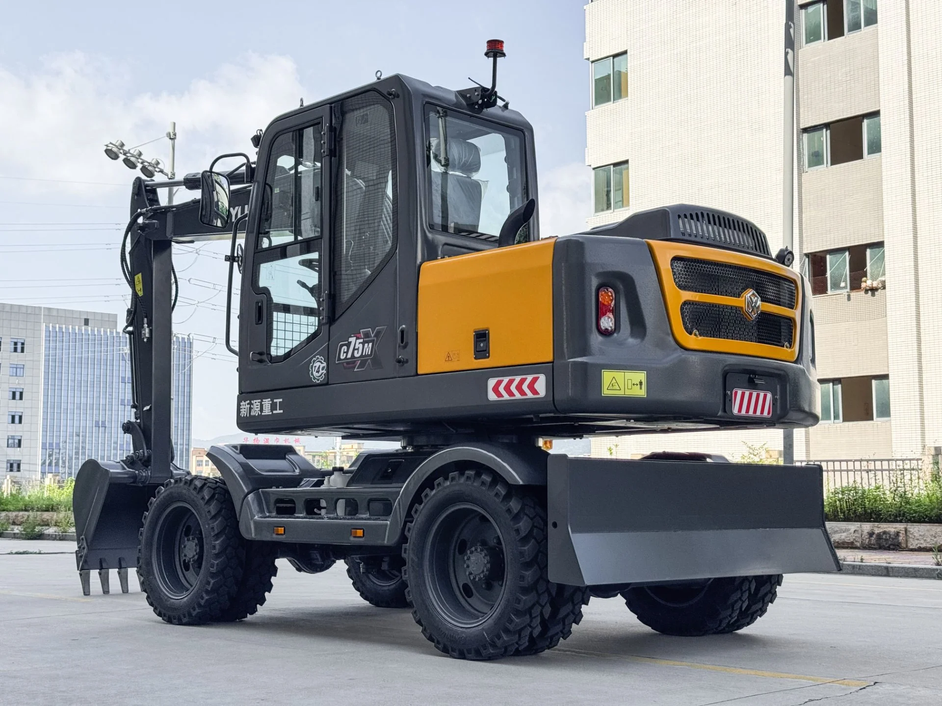 Колесный экскаватор XINYUAN C75W - миниатюра 2