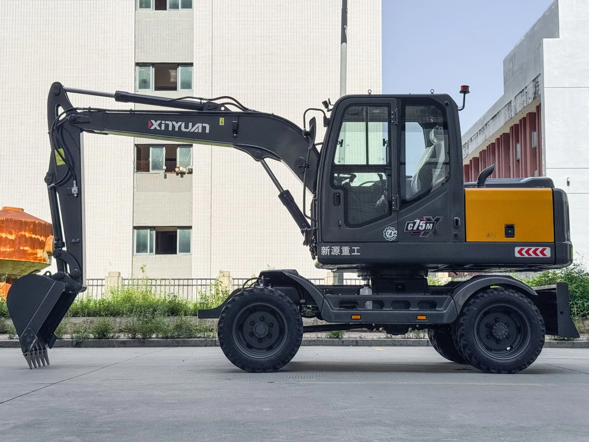 Колесный экскаватор XINYUAN C75W - миниатюра 3