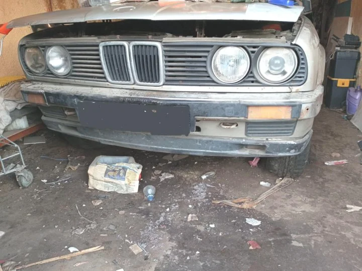 ПРОДАЮ ПОЛНОСТЮ АВТО БМВ Е30 ДЛЯ ЗАПЧАСТИ - миниатюра 2