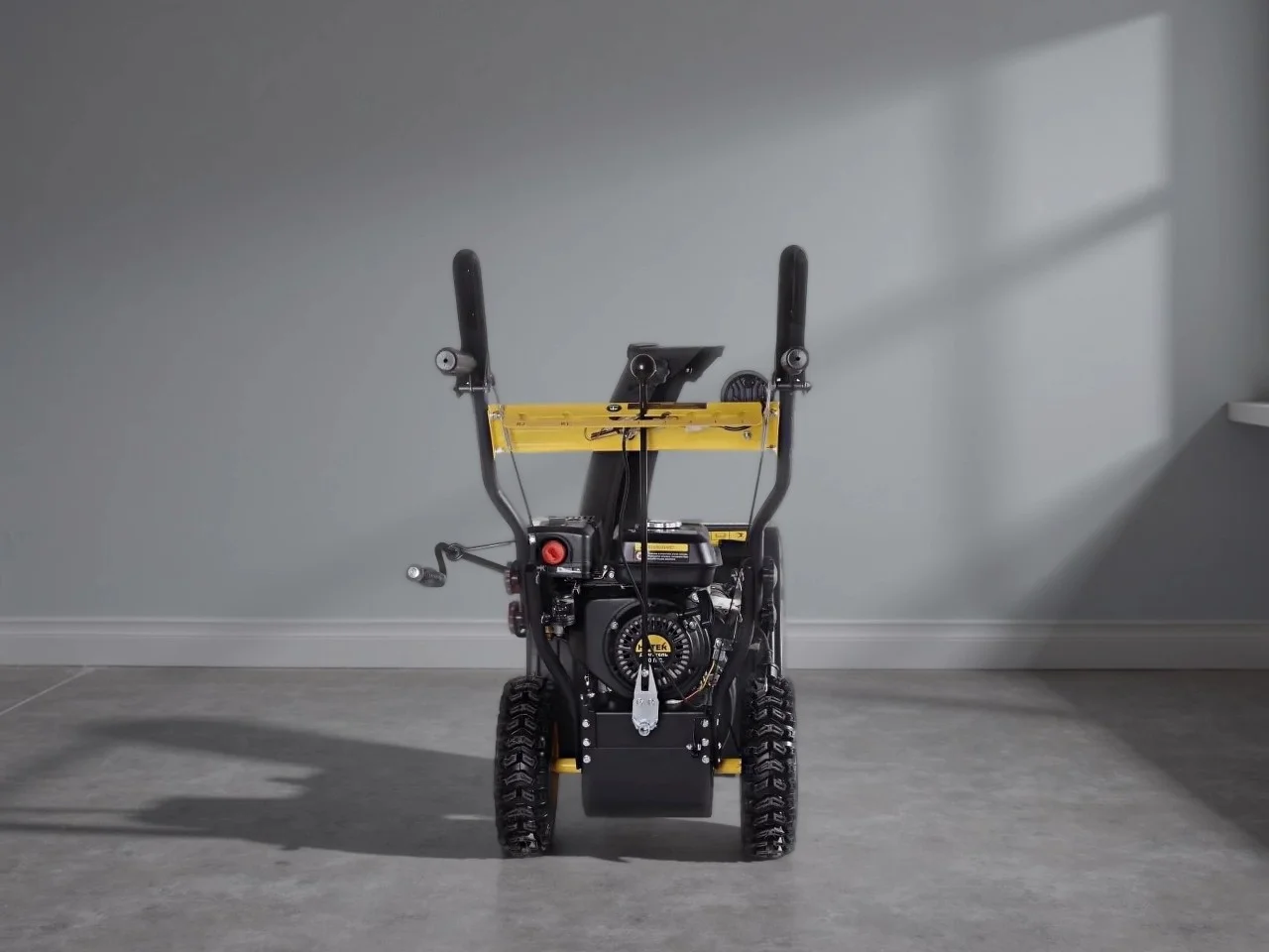 Снегоуборщик бензиновый Huter SGC 4800E 6.5 лс - миниатюра 3