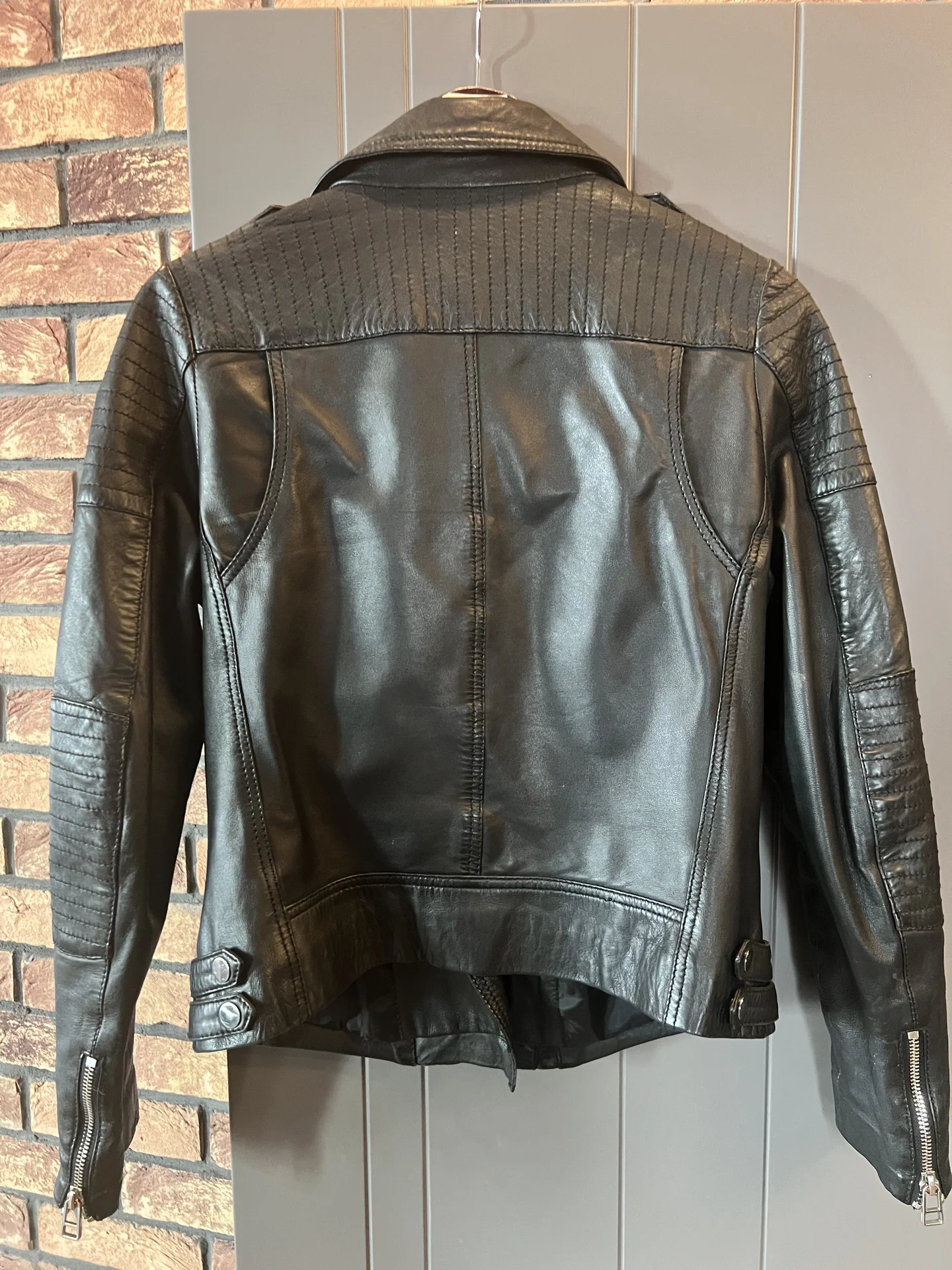Женская кожаная куртка М размер - миниатюра 2