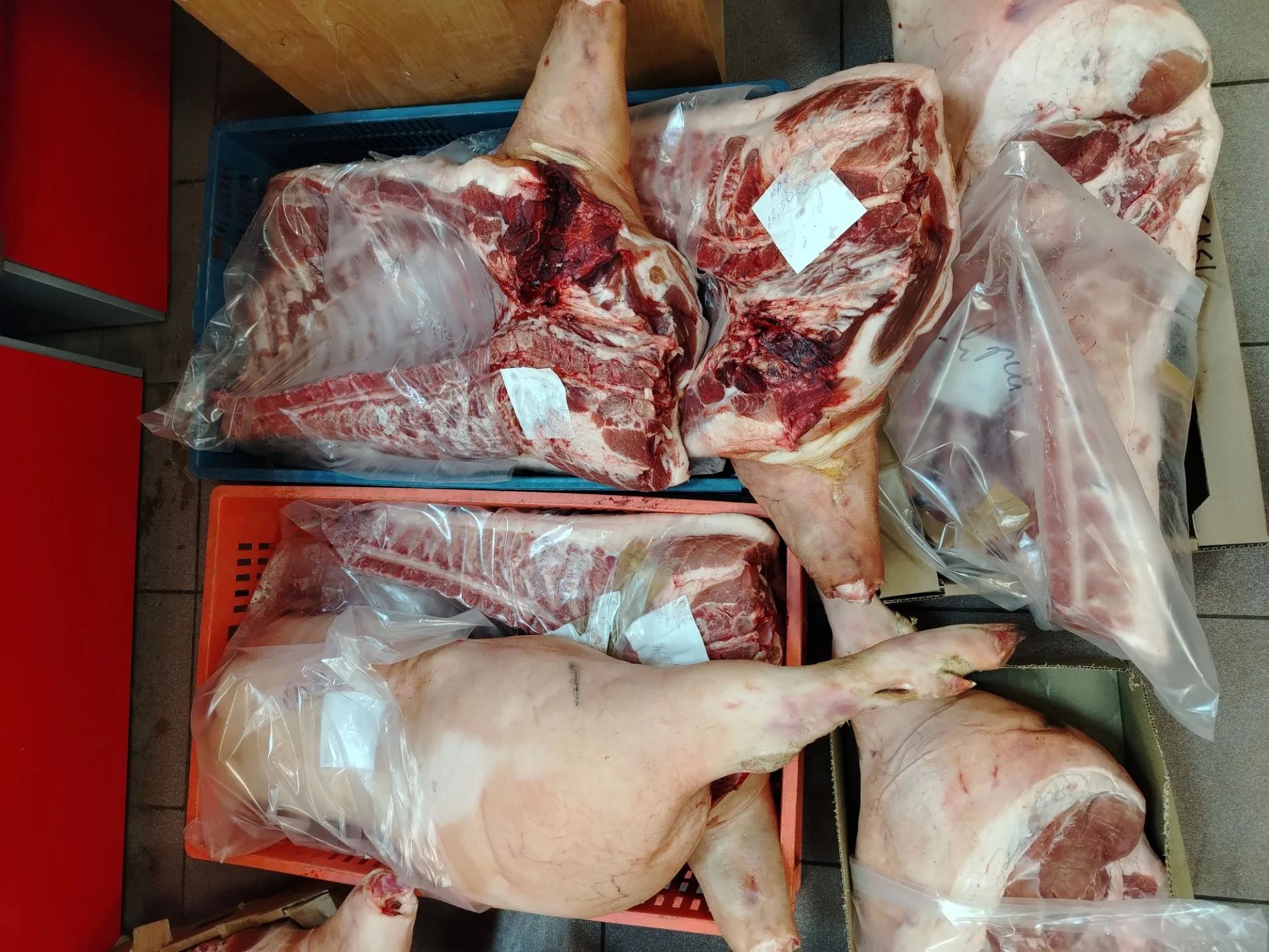 Продаём полутуши поросят от Звениговского мясокомбината.