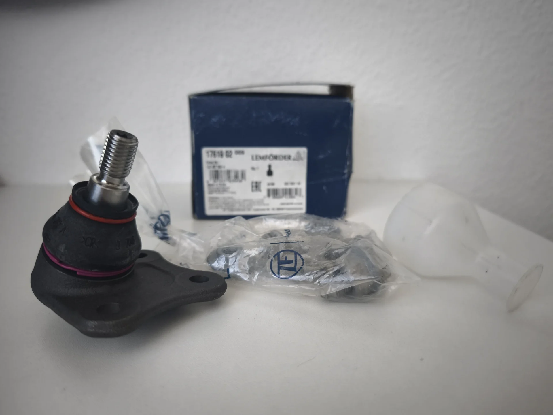 Шаровая опора левая Lemforder 1761902 Volkswagen - миниатюра 2
