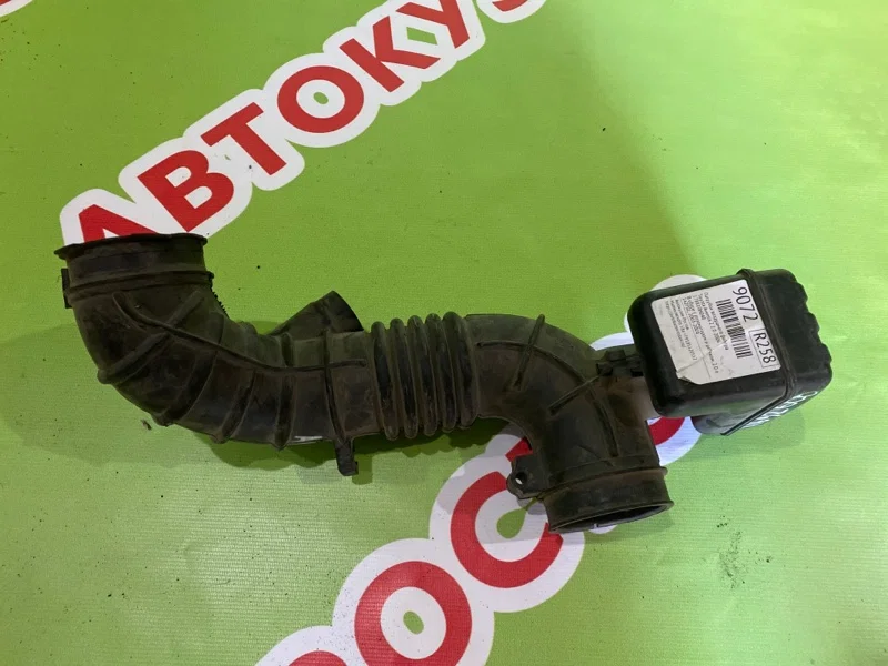 Патрубок воздушного фильтра Toyota Avensis 2 2.0