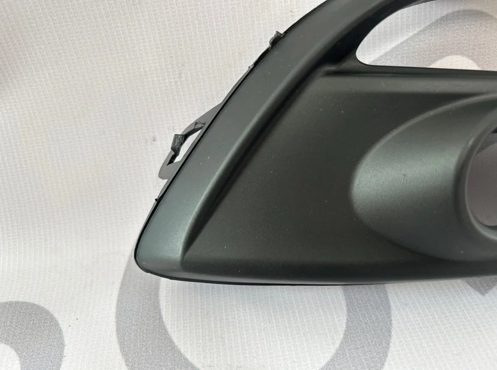 Рамка противотуманной фары правой Mazda 3 3 BM - миниатюра 3