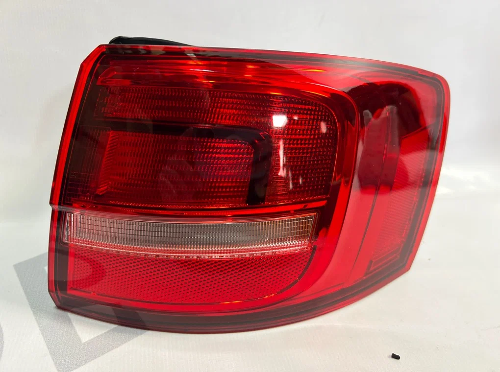 Фонарь задний правый наружный Volkswagen Jetta 6 - миниатюра 2