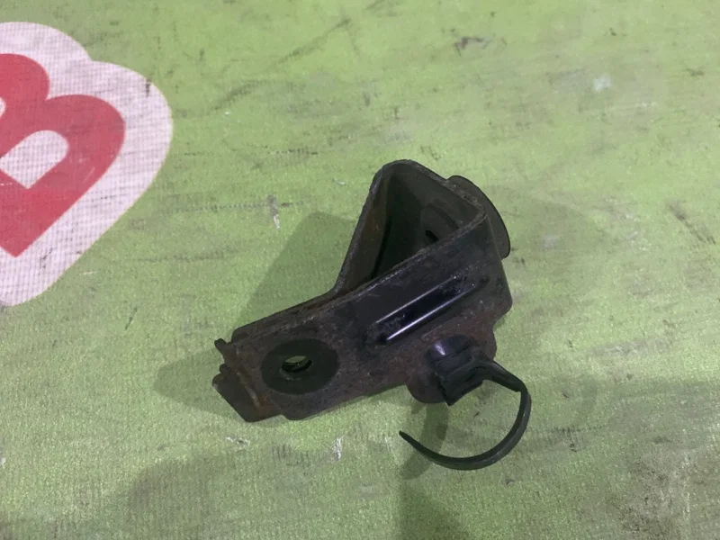 Кронштейн радиатора Nissan Qashqai J10 2006-2014 - миниатюра 2