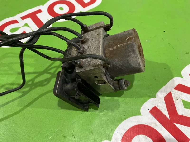 Блок ABS (насос) Toyota Avensis 2 2003-2008