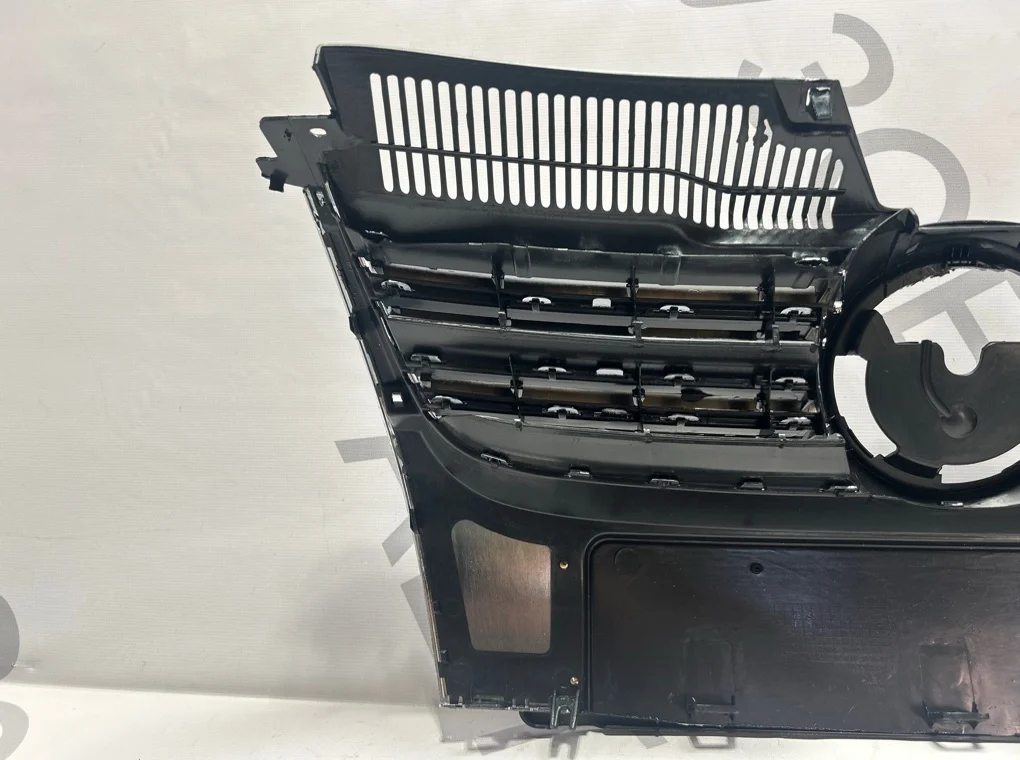 Решетка радиатора Volkswagen Jetta 5 2005-2011 - миниатюра 7