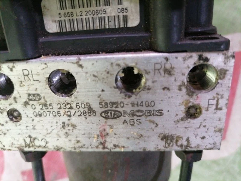 Блок ABS (насос) Kia Ceed ED 2007-2012 - миниатюра 3