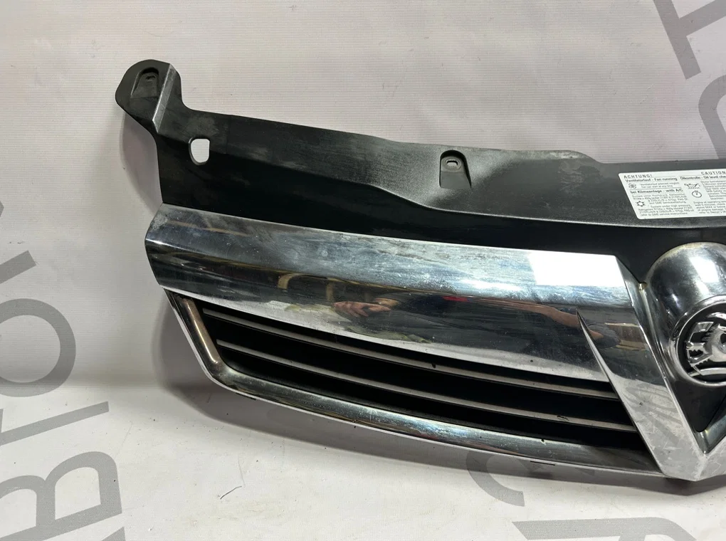 Решетка радиатора Opel Astra H 2007-2014 - миниатюра 2