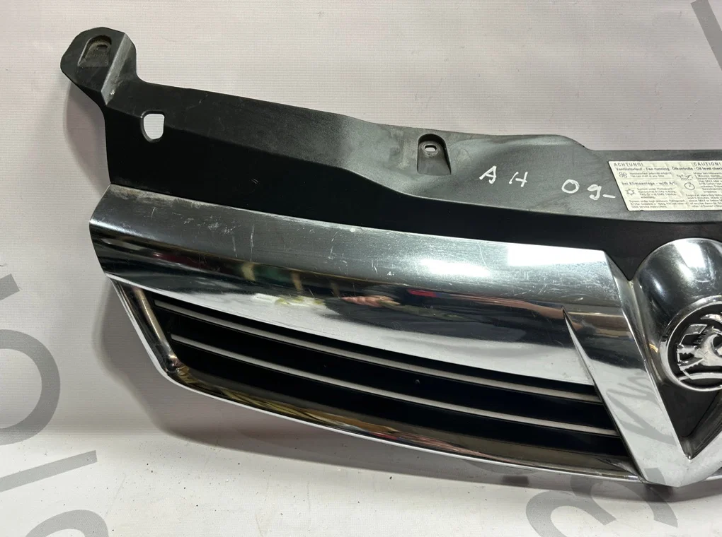 Решетка радиатора Opel Astra H 2007-2014 - миниатюра 9
