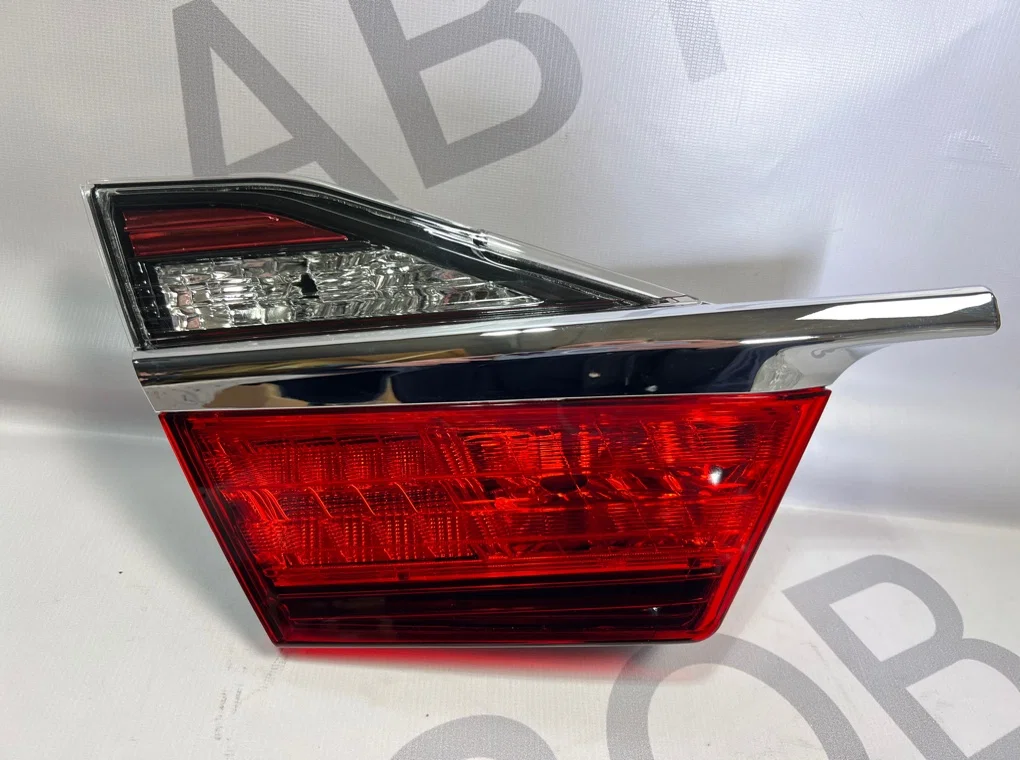 Фонарь задний левый внутренний Toyota Camry 55 - изображение 1