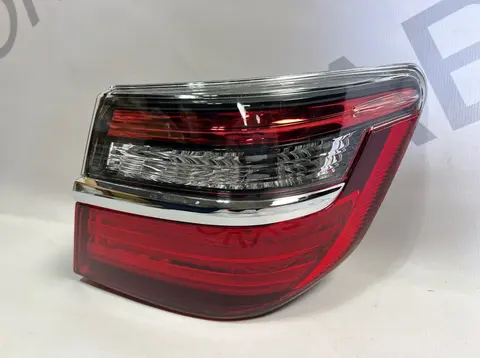 Фонарь задний правый наружный Toyota Camry 55
