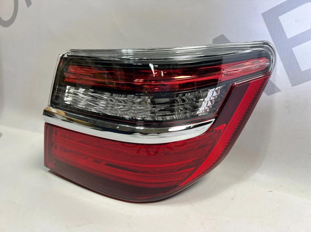 Фонарь задний правый наружный Toyota Camry 55 - миниатюра 3