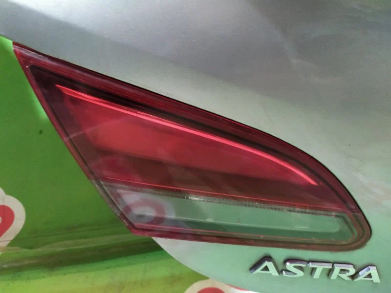 Фонарь задний левый внутренний Opel Astra GTC J - изображение 1