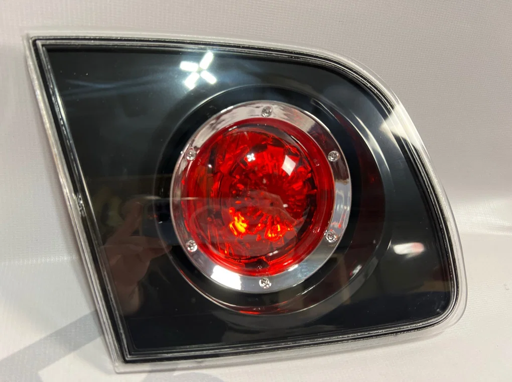 Фонарь задний левый внутренний Mazda 3 BK - миниатюра 2