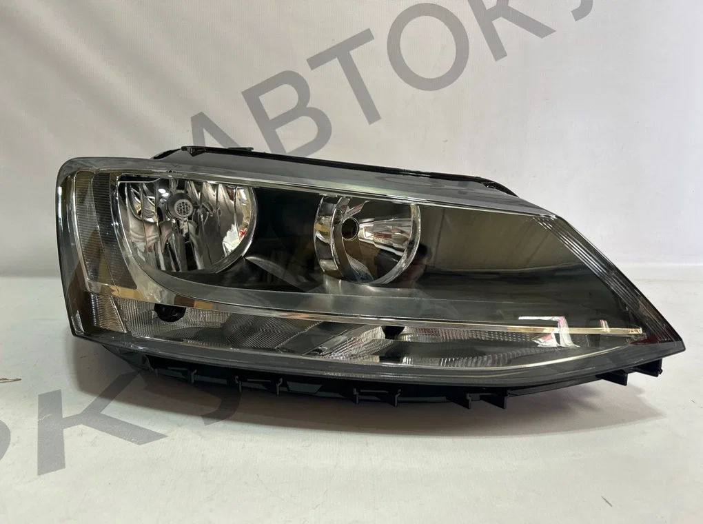 Фара правая Volkswagen Jetta 6 2011-2018 - изображение 1