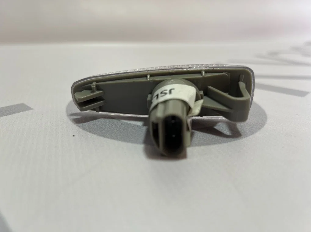 Поворотник в крыле Mitsubishi Lancer 10 2007-2013 - миниатюра 4