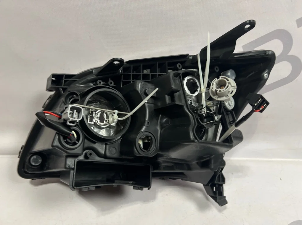 Фара правая Toyota Avensis 2 2003-2006 - миниатюра 7