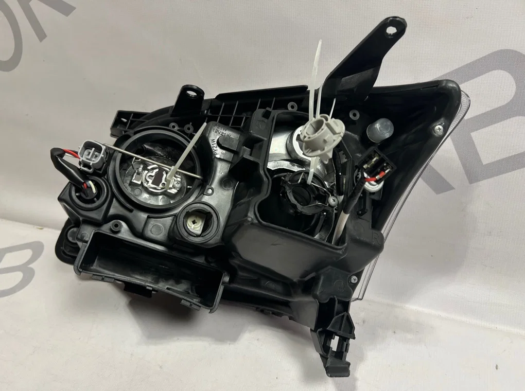 Фара правая Toyota Avensis 2 2003-2006 - миниатюра 8