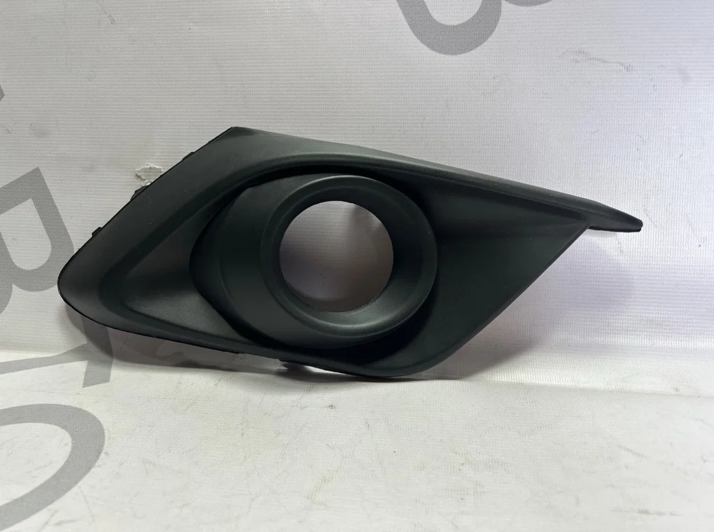 Рамка противотуманной фары правой Mazda 3 BM - изображение 1