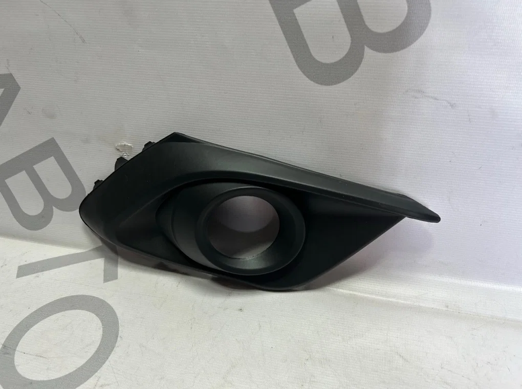 Рамка противотуманной фары правой Mazda 3 BM - миниатюра 2