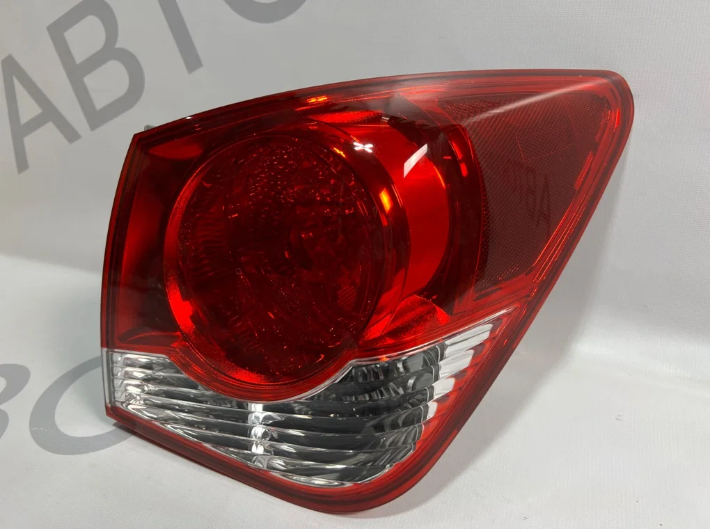 Фонарь задний правый наружный Chevrolet Cruze J300 - миниатюра 2