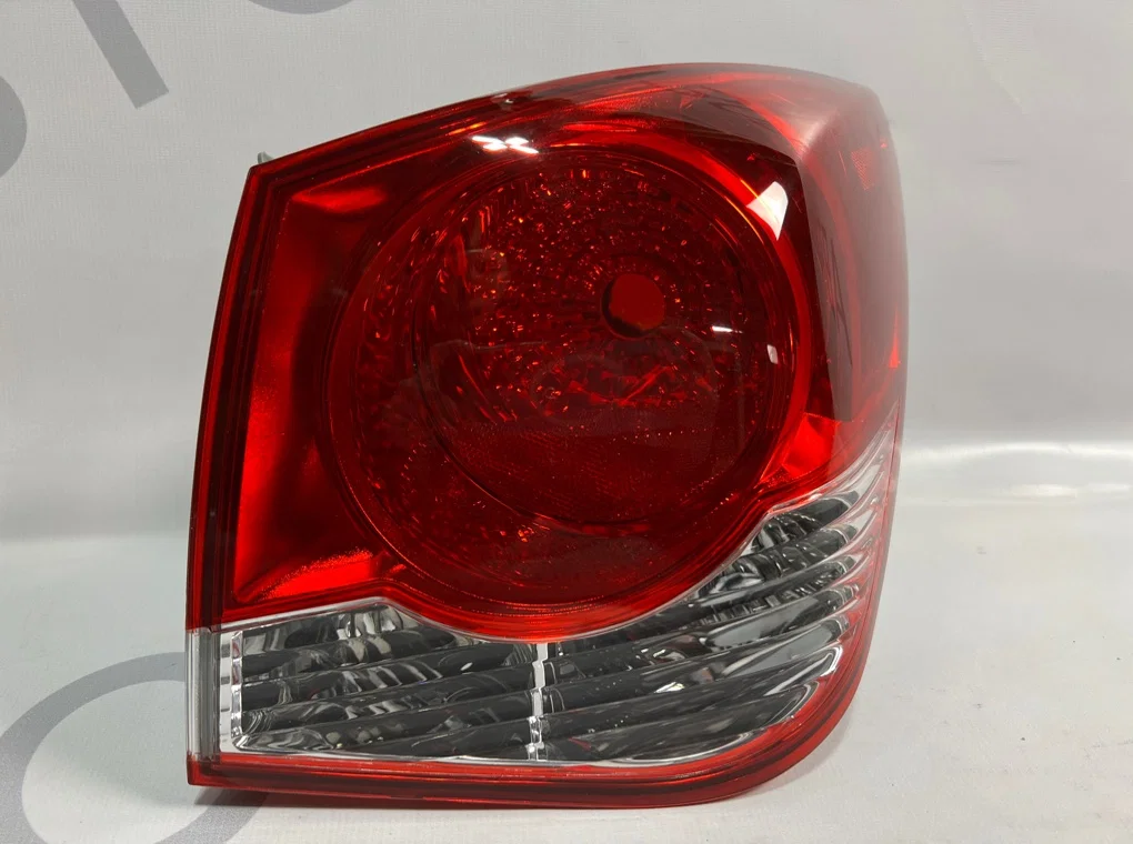 Фонарь задний правый наружный Chevrolet Cruze J300 - миниатюра 3