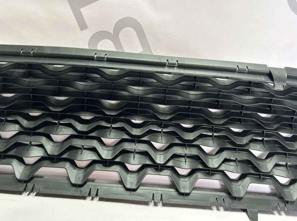 Решетка в бампер центральная Renault Duster 2 - миниатюра 8