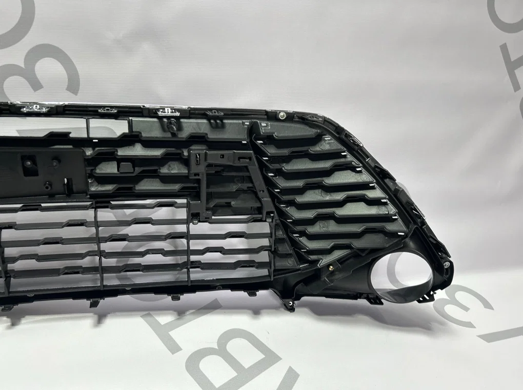 Решетка в бампер центральная Toyota Camry 55 - миниатюра 9