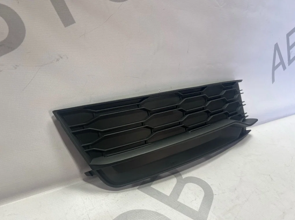 Заглушка бампера переднего правая Skoda Rapid - миниатюра 3