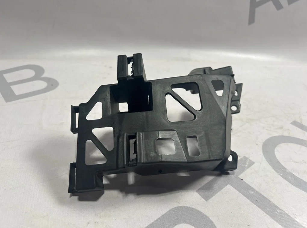 Кронштейн под фару правый Mazda 3 BK 2007-2009