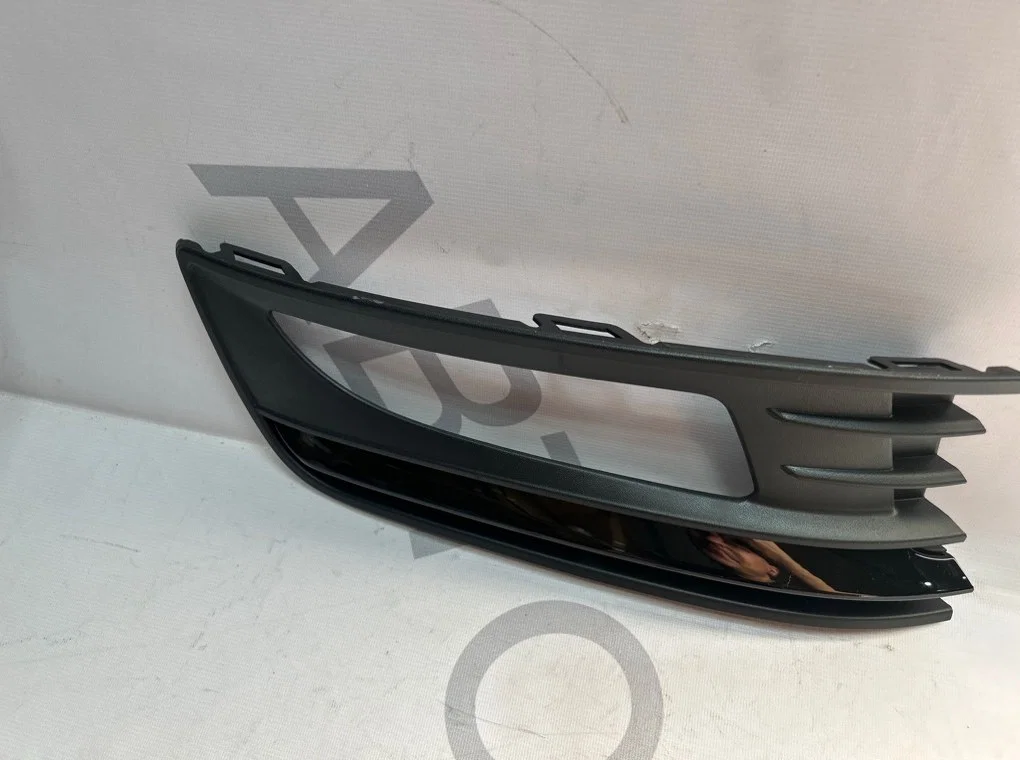 Рамка противотуманной фары правой Volkswagen Polo - миниатюра 2