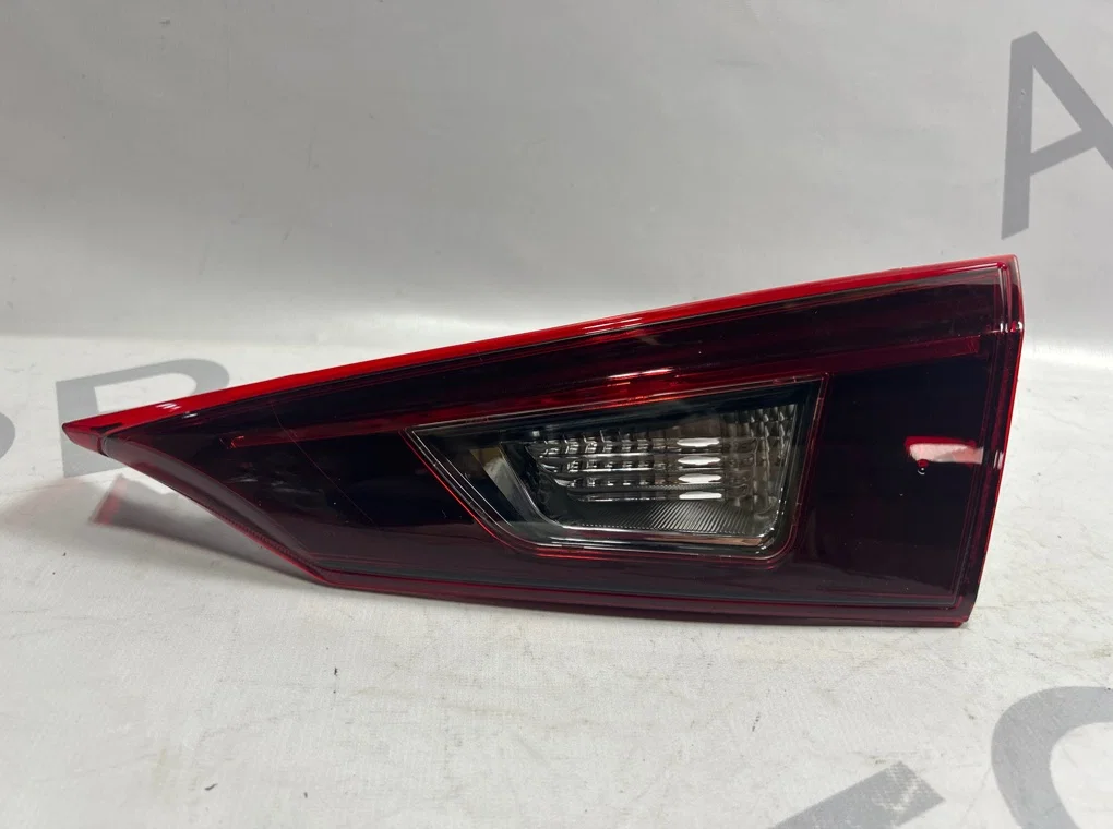 Фонарь задний правый внутренний Mazda 3 3 BM/BN - изображение 1