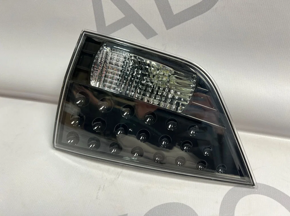 Фонарь задний правый внутренний Mitsubishi - миниатюра 3