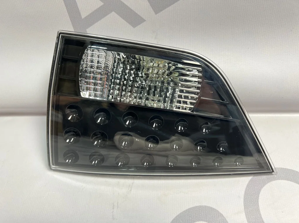 Фонарь задний правый внутренний Mitsubishi - миниатюра 4