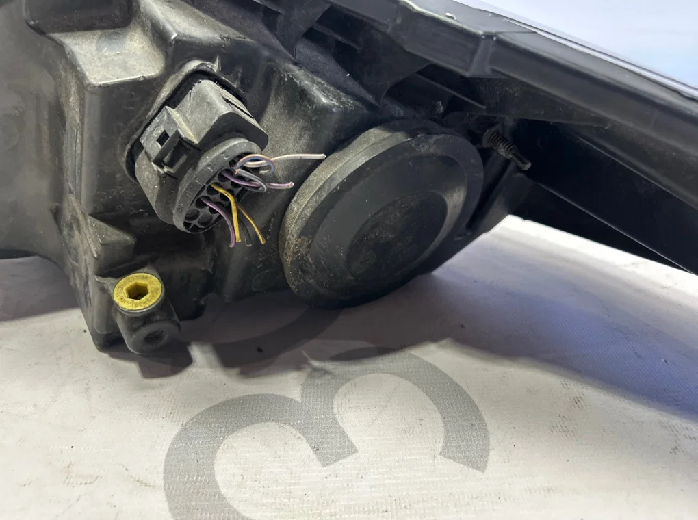 Фара правая Ford Fiesta 6 2012-2019 - миниатюра 8