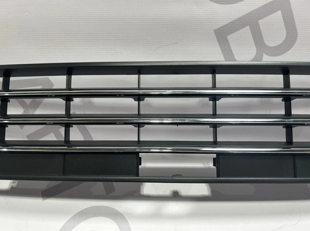 Решетка в бампер центральная Volkswagen Touareg 2 - миниатюра 4
