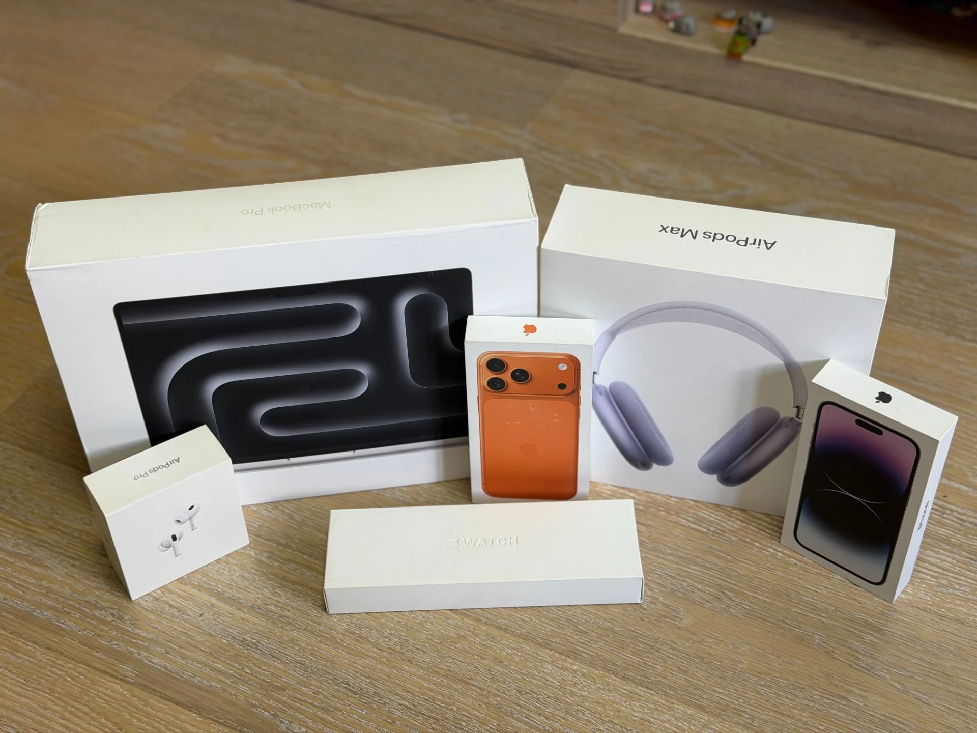 Коллекция коробок Apple: MacBook Pro, iPhone, AirPods, Watch - миниатюра 13